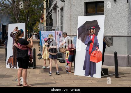 Frauen, die Fotos beim Mary Poppins Festival, Maryborough, Queensland, Australien, machen Stockfoto