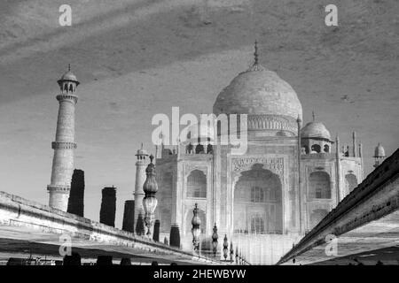 Berühmtes Taj Mahal in Indien, Agra in Schwarz und Weiß Stockfoto