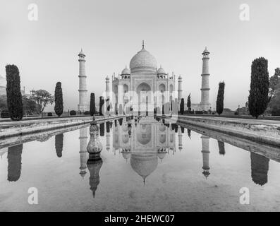 Berühmtes Taj Mahal in Indien, Agra in Schwarz und Weiß Stockfoto