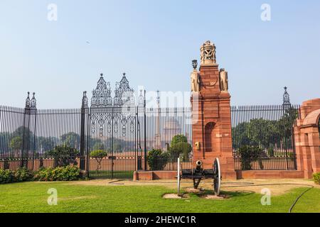 Kanone am Eingang zu Rashtrapati Bhavan (ehemaliges Vizekönigshaus, als der Inder unter britischer Herrschaft stand). Großes kaiserliches Gebäude. Neu-Delhi, Indien Stockfoto