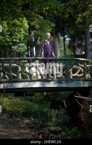 Eine junge Frau in einem alten Park. Porto^, Portugal. Stockfoto