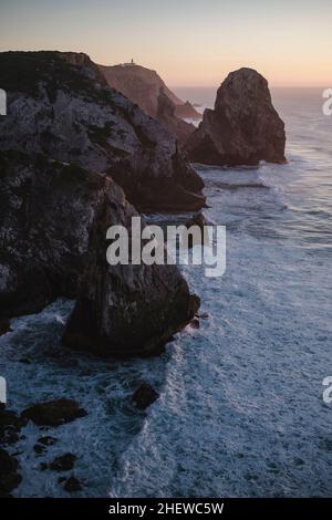 Die Klippen in Miradouro da Praia do Caneiro bei herrlichem Sonnenuntergang, Atlantik, Portugal. Stockfoto