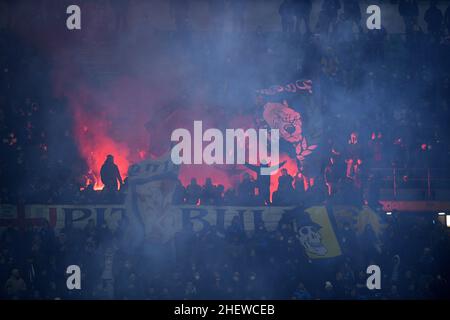 Mailand, Italien. 12th Januar 2022. FC Internazionale Supporters beim italienischen Supercup-Finale zwischen dem FC Internazionale und dem FC Juventus am 12. Januar 2022 im Stadio Giuseppe Meazza, Mailand, Italien. Kredit: Giuseppe Maffia/Alamy Live Nachrichten Stockfoto