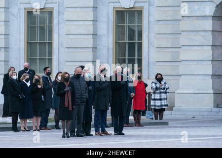 Die Sprecherin des US-Repräsentantenhauses, Nancy Pelosi, eine Demokratin aus Kalifornien, der Mehrheitsführer des Senats, Chuck Schumer, ein Demokrat aus New York, der Minderheitsführer des Senats, Mitch McConnell, ein Republikaner aus Kentucky, der Minderheitsführer des US-Repräsentantenhauses, Kevin McCarthy, ein Republikaner aus Kalifornien, Und der Mehrheitsführer des Repräsentantenhauses, Steny Hoyer, ein Demokrat aus Maryland, beobachtet die Schatulle des verstorbenen Senators Harry Reid, der am Mittwoch, dem 12. Januar, im US-Bundesstaat Washington, DC, liegt, 2022. Reid, der Mehrheitsführer des demokratischen US-Senats, der bei der Umsetzung der gesetzgeberischen Agenda von Präsident Obama half, indem er vo aufrundete Stockfoto