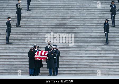 Washington, DC, USA. 12th Januar 2022. Die Schatulle des verstorbenen Senators Harry Reid verlässt das US-Kapitol, nachdem er am Mittwoch, den 12. Januar, in Washington, DC, USA, gelegen hatte. 2022. Reid, der Mehrheitsführer des demokratischen US-Senats, der bei der Umsetzung der Legislativagenda von Präsident Obama half, indem er Stimmen zusammenstellte, um Obamacare zu verabschieden, starb am 28. Dezember um 82 Uhr. Quelle: Sarah Silbiger/Pool via CNP/dpa/Alamy Live News Stockfoto