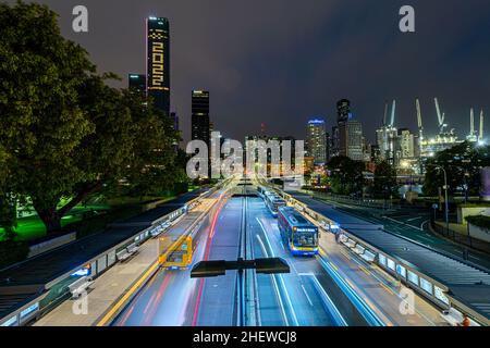 South East Busway bei Nacht mit Skyline von Brisbane CBD im Hintergrund. Brisbane Queensland Stockfoto