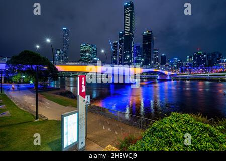 Victoria Bridge über den Brisbane River bei Nacht mit der Skyline von Brisbane CBD im Hintergrund. Brisbane Queensland Stockfoto