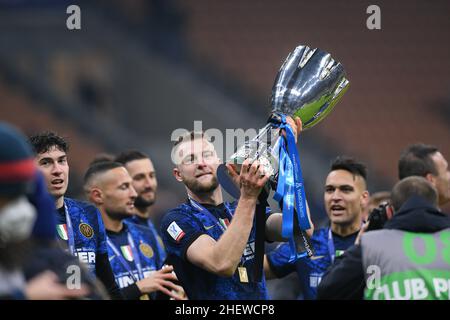 Mailand, Italien. 12th Januar 2022. Milan Skriniar vom FC Internazionale feiert mit der italienischen Supercup-Trophäe nach dem Spiel zwischen dem FC Internazionale und dem FC Juventus am 12. Januar 2022 im Stadio Giuseppe Meazza, Mailand, Italien. Kredit: Giuseppe Maffia/Alamy Live Nachrichten Stockfoto