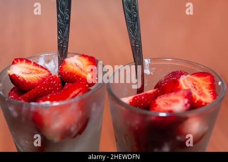 Gehackte Erdbeere in der Tasse . Dessert mit Beeren und Zucker. Gesunde, frische Ernährung Stockfoto