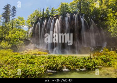 Wasserfall Veliki Prstavac im Nationalpark Plitvicer Seen, Kroatien Stockfoto