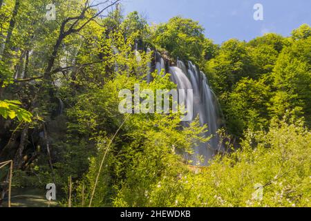 Wasserfall Veliki Prstavac im Nationalpark Plitvicer Seen, Kroatien Stockfoto
