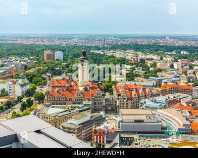 Luftaufnahme zur Stadt Leipzig mit historischem Turm Stockfoto