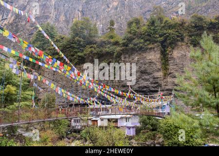 Hängebrücke zum Dorf Chame am Annapurna Circuit, Nepal Stockfoto