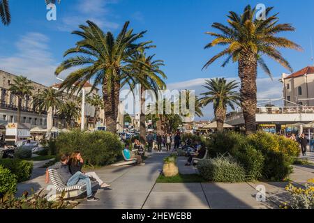 SPLIT, KROATIEN - 28. MAI 2019: Strandpromenade in Split, Kroatien Stockfoto