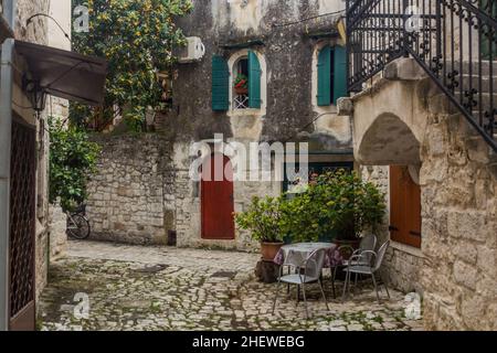 Schmale Gasse in der Altstadt von Trogir, Kroatien Stockfoto