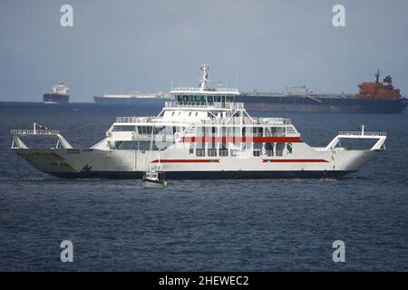 salvador, bahia, brasilien - 19. august 2014: Dorival Caymmi Fähre nahe Terminal de Sao Joaquim in Salvador. Verschwitztes Schiff für die Überfahrt zur i Stockfoto