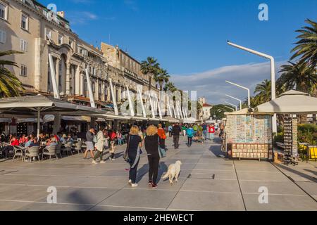 SPLIT, KROATIEN - 28. MAI 2019: Strandpromenade in Split, Kroatien Stockfoto