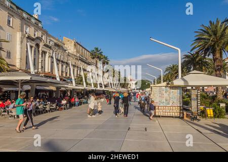 SPLIT, KROATIEN - 28. MAI 2019: Strandpromenade in Split, Kroatien Stockfoto