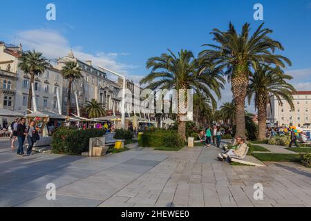 SPLIT, KROATIEN - 28. MAI 2019: Strandpromenade in Split, Kroatien Stockfoto