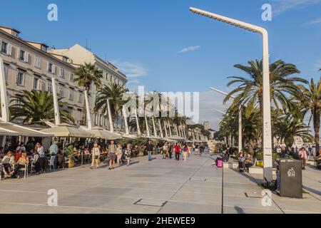 SPLIT, KROATIEN - 28. MAI 2019: Strandpromenade in Split, Kroatien Stockfoto