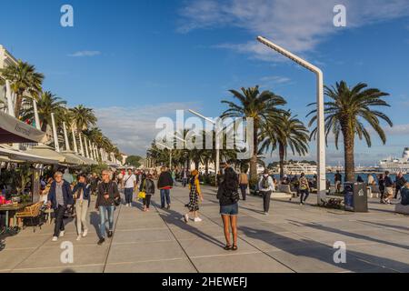 SPLIT, KROATIEN - 28. MAI 2019: Strandpromenade in Split, Kroatien Stockfoto