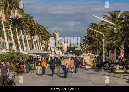 SPLIT, KROATIEN - 28. MAI 2019: Strandpromenade in Split, Kroatien Stockfoto