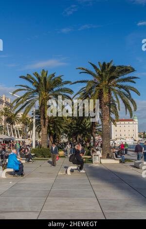 SPLIT, KROATIEN - 28. MAI 2019: Strandpromenade in Split, Kroatien Stockfoto