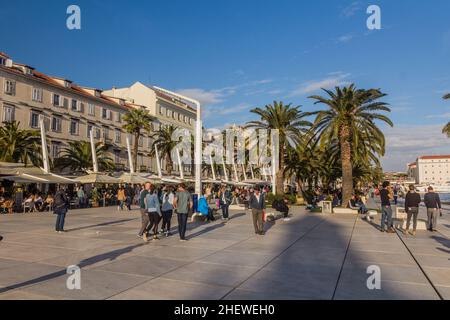 SPLIT, KROATIEN - 28. MAI 2019: Strandpromenade in Split, Kroatien Stockfoto