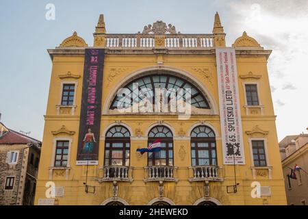 SPLIT, KROATIEN - 28. MAI 2019: Kroatisches Nationaltheater in Split, Kroatien Stockfoto