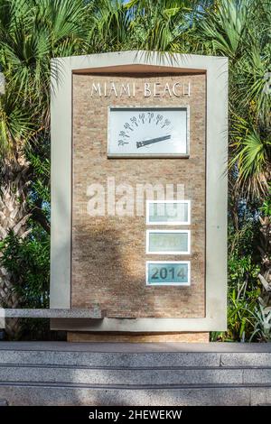 Palmen- und Art-Deco-Architektur am Ocean Drive in Miami Beach mit Digitaluhr und Temperatur im Art-Deco-Stil Stockfoto