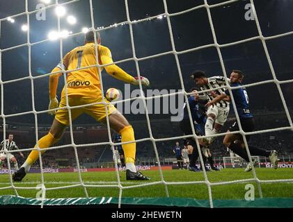 Mailand, Italien. 12th Januar 2022. Weston McKennie (2nd R) von Juventus erzielt sein Tor beim Finale des italienischen Supercups zwischen FC Inter und Juventus am 12. Januar 2022 in Mailand, Italien. Quelle: Str/Xinhua/Alamy Live News Stockfoto