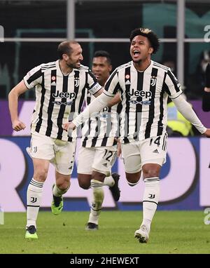Mailand, Italien. 12th Januar 2022. Weston Mckennie (R) von Juventus feiert sein Tor beim Finale des italienischen Supercups zwischen FC Inter und Juventus am 12. Januar 2022 in Mailand, Italien. Quelle: Str/Xinhua/Alamy Live News Stockfoto