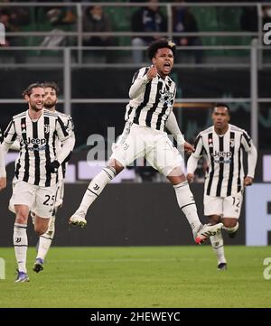 Mailand, Italien. 12th Januar 2022. Weston Mckennie (TOP) von Juventus feiert sein Tor beim Finale des italienischen Supercups zwischen FC Inter und Juventus am 12. Januar 2022 in Mailand, Italien. Quelle: Str/Xinhua/Alamy Live News Stockfoto