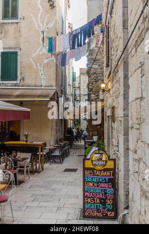 SPLIT, KROATIEN - 26. MAI 2019: Schmale Gasse in der Altstadt von Split, Kroatien Stockfoto