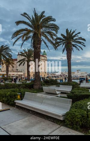 SPLIT, KROATIEN - 28. MAI 2019: Strandpromenade in Split, Kroatien Stockfoto