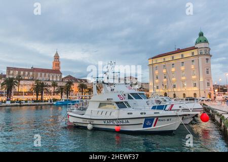 SPLIT, KROATIEN - 28. MAI 2019: Boote in Split Hafen, Kroatien Stockfoto