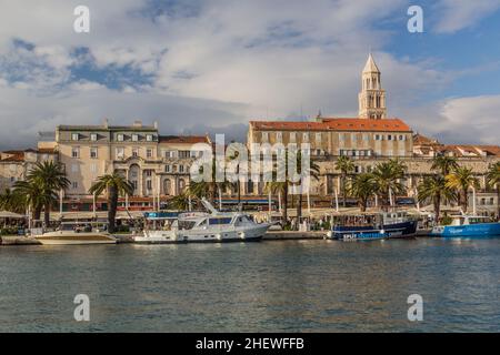 SPLIT, KROATIEN - 28. MAI 2019: Boote in Split Hafen, Kroatien Stockfoto