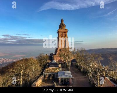 Luftaufnahme des Kyffhaeuser Schlosses im Winter unter blauem Himmel Stockfoto