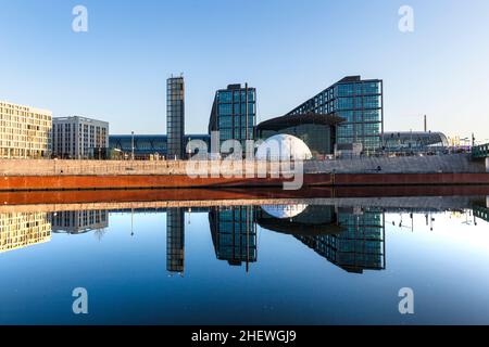 Morgen Aussicht auf Central Station mit Reflexion von Spree in Berlin, Deutschland Stockfoto