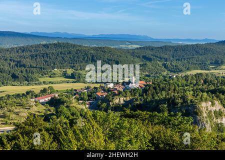 Blick auf das Dorf La chaux du Dombief in der französischen Jura-Region, Frankreich Stockfoto