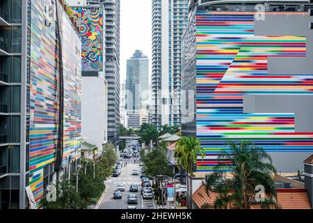 Miami Florida Brickell City Center Einkaufszentrum South Miami Avenue sehen Fabian Burgos Wandbild bunte Streifen Stockfoto