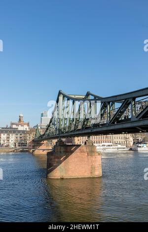Eisenbrücke, Eiserner Steg, Eisenbrücke ist eine Fußgängerbrücke, die über den Main in Frankfurt führt und das Zentrum von Frankfurt mit dem Stadtteil Sa verbindet Stockfoto