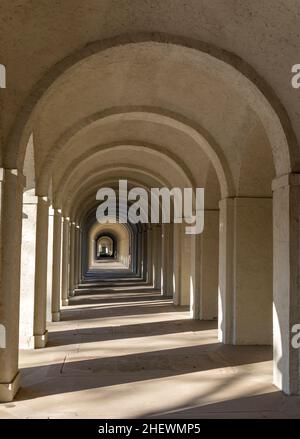 Kolonnade auf dem Friedhof in Frankfurt Stockfoto