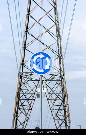 Drehen Sie sich um das blaue Stadtschild unter dem großen Turm mit elektrischem Rahmen Stockfoto