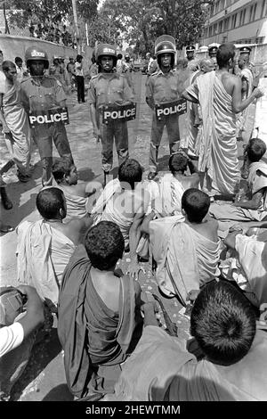 Buddhistische Mönche protestieren am 27. April 1987 in Colombo, Sri Lanka, um ein Ende der sektiererischen Gewalt zu fordern, die das Land in einen Bürgerkrieg treibt. Eine massive Autobombe, die am zentralen Busbahnhof explodierte und über 100 Menschen tötete Stockfoto