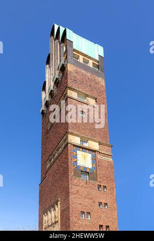 Heiratsturm unter blauem Himmel in Darmstadt, Hessen, Deutschland Stockfoto