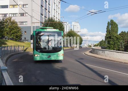 Königsberg, Russland - 03 2019. August: Blick auf den grünen Trolley-Bus auf der Straße im Sommer am 03 2019. August in Königsberg, Russland. Stockfoto