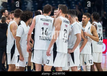 Belgrad, Serbien, 12th. Januar 2022. Das Team von Dolomiti Energia Trento nach der Niederlage während der EuroCup-regulären Saison 2021/2022 Runde 9 Spiel zwischen Partizan Nis Belgrade gegen Dolomiti Energia Trento in Belgrad, Serbien. Januar 12, 2022. Kredit: Nikola Krstic/Alamy Stockfoto