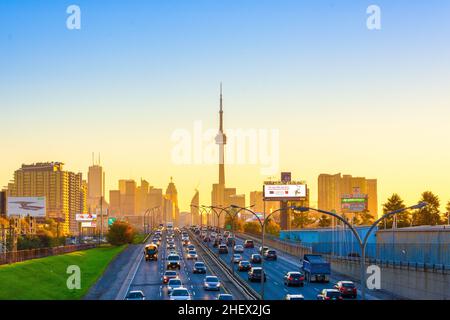 Skyline von Toronto vom Gardiner Expressway, der am Nachmittag in die Stadt eindringt, mit CN Tower und anderen Gebäuden im Hintergrund und zwei-Wege-Traffici Stockfoto