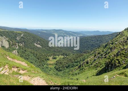 Panoramablick auf den Gipfel le Hoheneck auf der Haute du crete im elsass in Frankreich Stockfoto